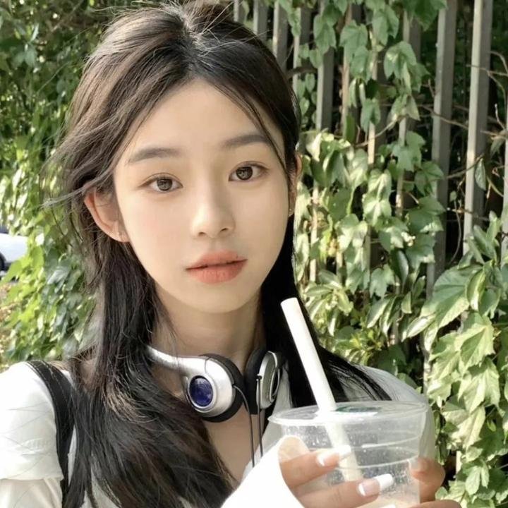 她比月光更耀眼